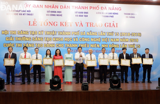 First prize winners of the 15th Da Nang Technology Innovation Contest honoured at the awards ceremony