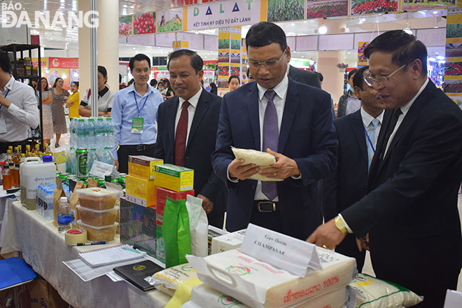 Da Nang People’s Committee Vice Chairman Minh (2nd right) visiting a Laotian business’s stand at the fair