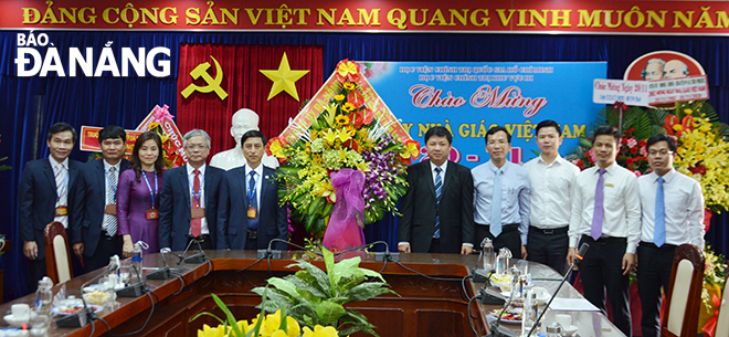 Phó Bí thư Thường trực Thành ủy Lương Nguyễn Minh Triết thăm, chúc mừng lãnh đạo Học viện Chính trị Hành chính Khu vực III. Ảnh: NGỌC PHÚ