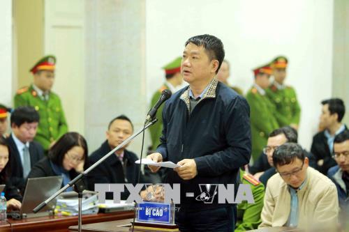 Ông Đinh La Thăng (đứng) và Trịnh Xuân Thanh (ngồi, bên phải) bị truy tố liên quan đến vụ Ethanol Phú Thọ. Ảnh tư liệu: TTXVN