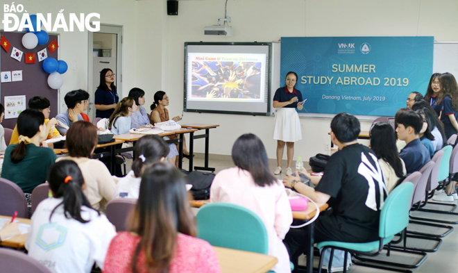 A scene of a class session attended by students from the Da Nang-based Viet Nam-UK Institute for Research and Executive Education (VNUK) under the UDN