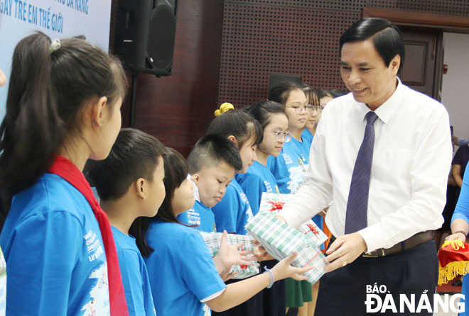 Vice Chairman Tran Van Mien presenting gifts to some children at the ceremony