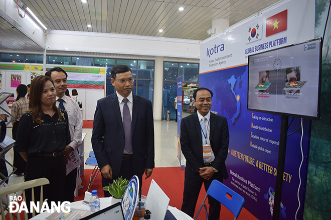 Da Nang People’s Committee Vice Chairman Minh (2nd right) visiting a South Korean business’s stand at the fair