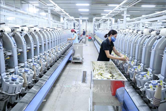 Dây chuyền sản xuất sợi tại nhà máy của Công ty CP Vinatex Hồng Lĩnh. Ảnh: Vũ Sinh/TTXVN