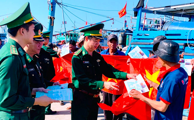 Bộ đội Biên phòng thành phố tặng Cờ Tổ quốc và ảnh Bác Hồ cho ngư dân năm 2020.  Ảnh: Phòng Chính trị cung cấp