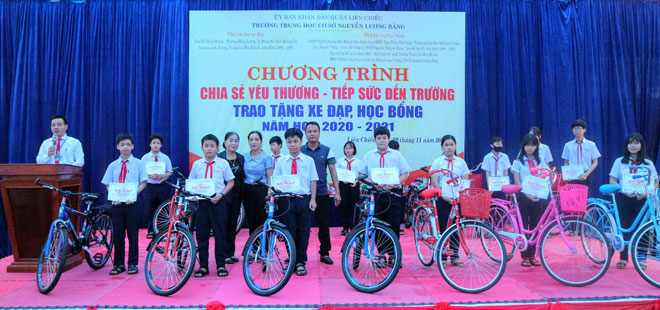 Trong khuôn khổ chương trình “Chia sẻ yêu thương - Tiếp sức đến trường” do Trường THCS Nguyễn Lương Bằng tổ chức sáng 9-11, nhà trường đã trao tặng 10 xe đạp và 75 suất học bổng cho học sinh nghèo, có hoàn cảnh khó khăn (ảnh do nhà trường cung cấp).