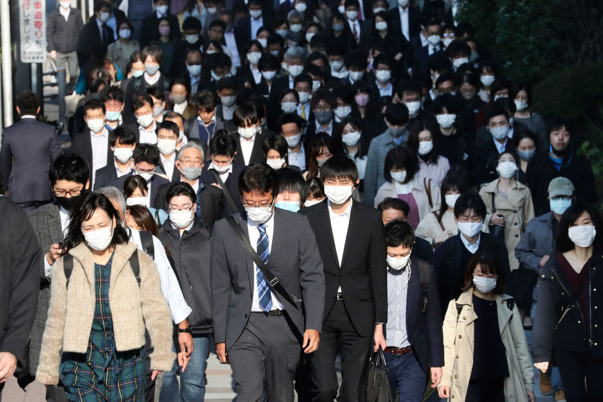 Người dân Nhật Bản đeo khẩu trang trên đường phố Tokyo để phòng ngừa lây nhiễm Covid-19. Nhật Bản ngày 18-11 ghi nhận thêm hơn 2.200 ca nhiễm mới, riêng thủ đô Tokyo có 493 ca. Ảnh: AP