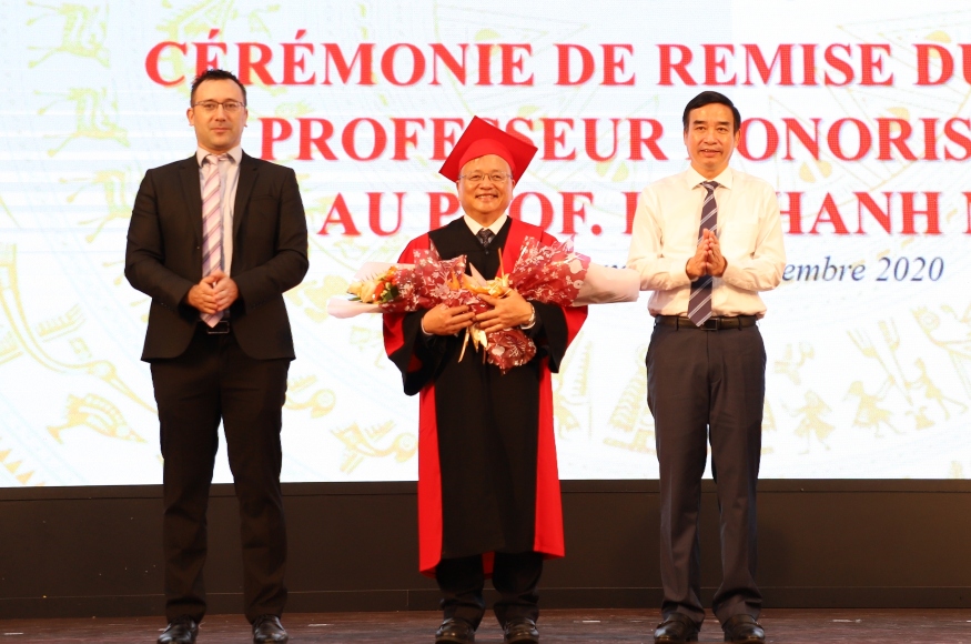 Photo: Da Nang Party Committee Deputy Secretary cum municipal People's Committee Vice Chairman Le Trung Chinh (right) congratulating the Prof. Dr. Le Thanh Nhan (middle) (Photo courtesy of the UDN)