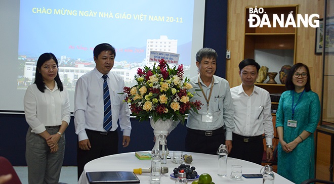 Deputy Secretary Triet (2nd left) and some representatives from the Le Quy Don school