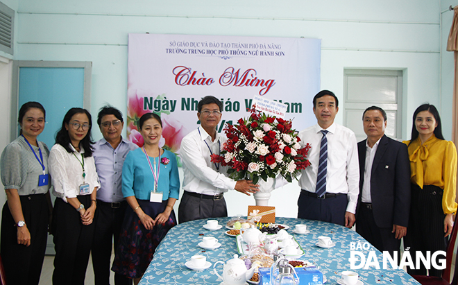 Vice Chairman Chinh and the Ngu Hanh Son School’s representatives