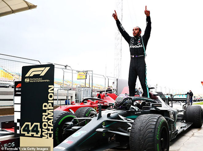 Lewis Hamilton vui mừng chiến thắng vô địch thế giới lần thứ 7. Ảnh: Getty Images