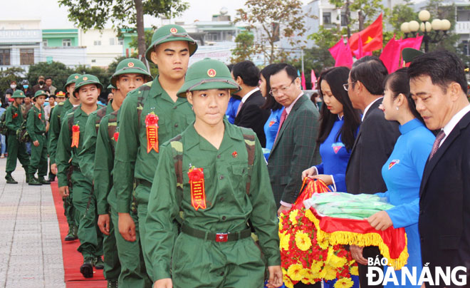 Các tân binh của quận Liên Chiểu hăng hái lên đường nhập ngũ hồi tháng 2-2020.  Ảnh: ĐẮC MẠNH	