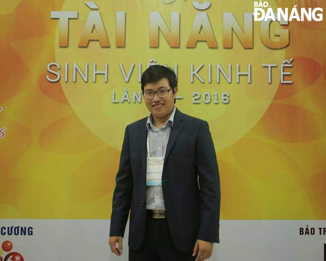 Thầy giáo Lê Đình Quang Phúc vừa là nhà giáo trẻ tiêu biểu, vừa là thủ lĩnh Đoàn  xuất sắc của Đại học Đà Nẵng. Ảnh: X.Đ