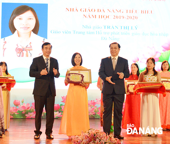 Municipal People’s Committee Chairman Huynh Duc Tho (right) and People's Committee Permanent Vice Chairman Le Trung Chinh (left) honouring Da Nang’s most outstanding teachers in the 2019 – 2020 academic year