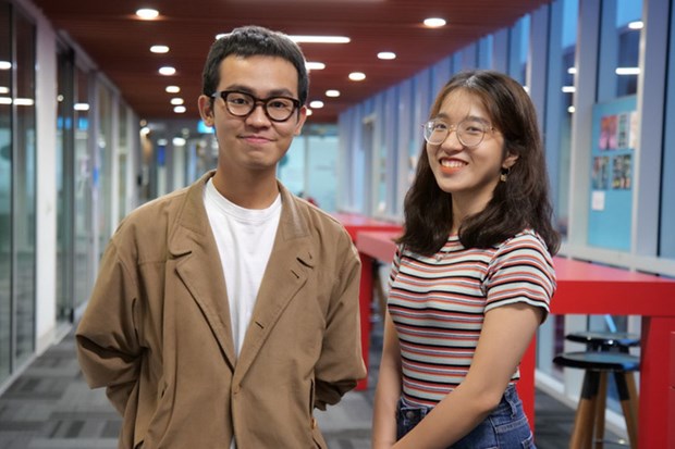 Phung Tran Dieu Hoa (R) and Nguyen Truong Thinh from RMIT University Viet Nam crowned at ASEAN Data Science Explorers 2020 (Photo:  https://vtv.vn/)
