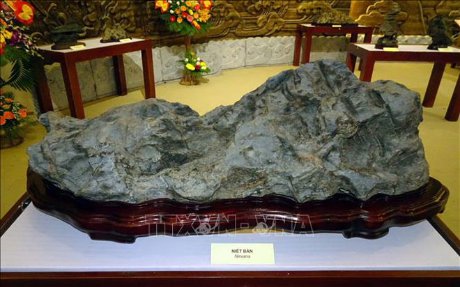 Một tác phẩm đá cảnh được trưng bày tại triển lãm “Nghệ thuật đá cảnh Suiseki” giới thiệu bộ sưu tập đá cảnh thiên nhiên của nhà sưu tập Phan Khôi diễn ra ở  Đà Nẵng tháng 12-2018. Ảnh: TTXVN