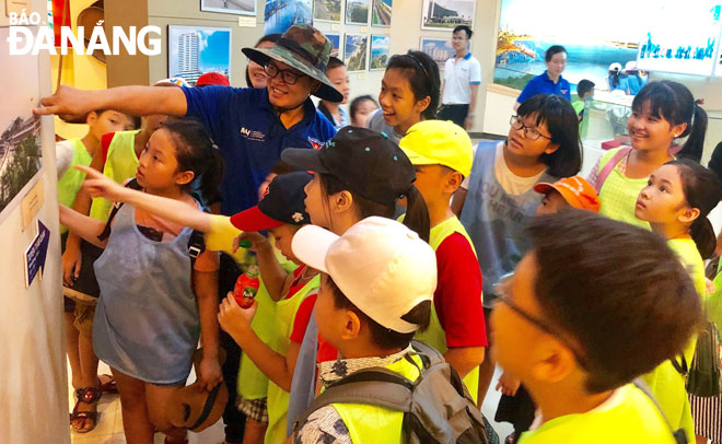 The Da Nang Cultural Heritage Festival aims at enhancing the responsibility of the entire community in preserving and promoting the city’s cultural heritage values. In the photo are pupils across the city visiting the Museum of Da Nang early November