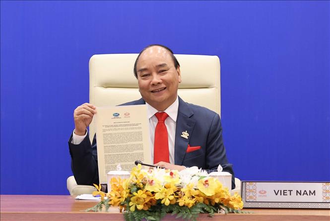 Thủ tướng Nguyễn Xuân Phúc và lãnh đạo các nền kinh tế thành viên thông qua 