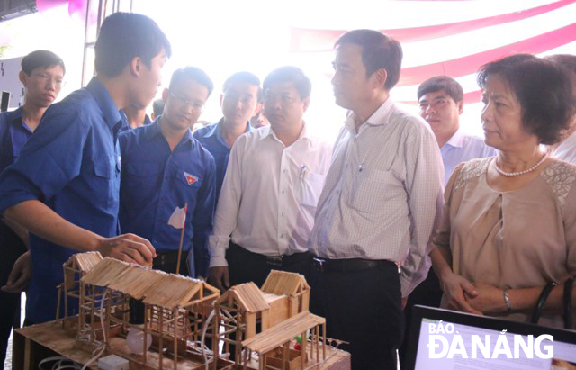 Các đại biểu tham quan gian hàng trưng bày sản phẩm khởi nghiệp của sinh viên Đà Nẵng. Ảnh THANH TÌNH