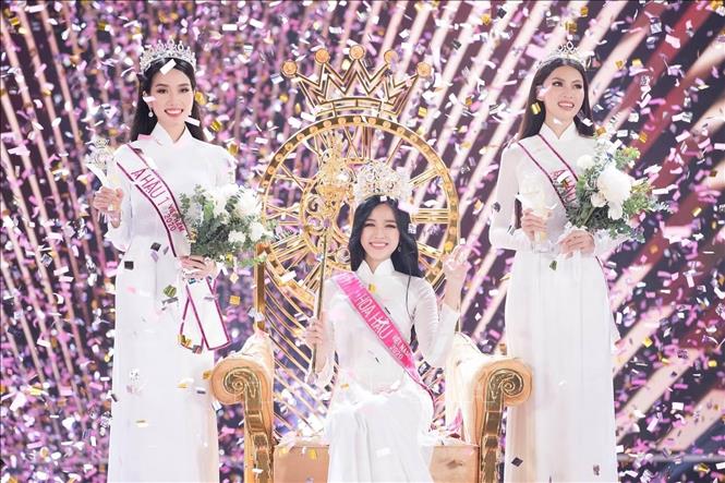  Top 3 Hoa hậu Việt Nam 2020 trong giây phút đăng quang. Ảnh: Hồng Giang/TTXVN