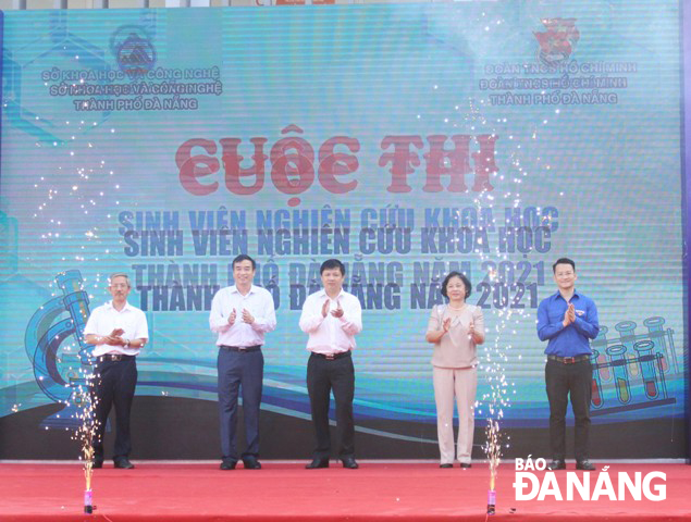 Deputy Secretary Triet (centre), Vice Chairman Chinh (2nd left), and Chairwoman Lien (2nd right) attending the launching ceremony of a municipal-level Scientific Research Contest 2021 for Students