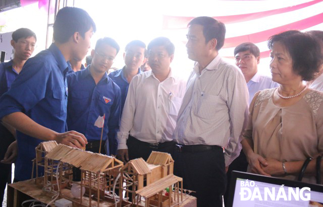 The city's leaders visiting startup booths displaying Da Nang students-made technological innovation products