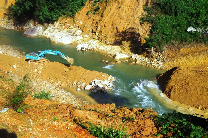 Làm đập chặn dòng.