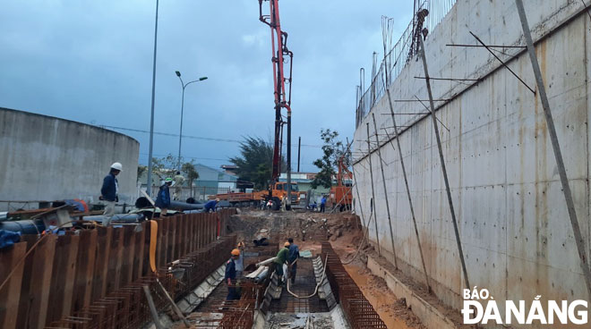Đội ngũ kỹ sư, công nhân đang thi công công trình Trạm xử lý nước thải Sơn Trà (giai đoạn 2). 					              Ảnh: THÀNH LÂN