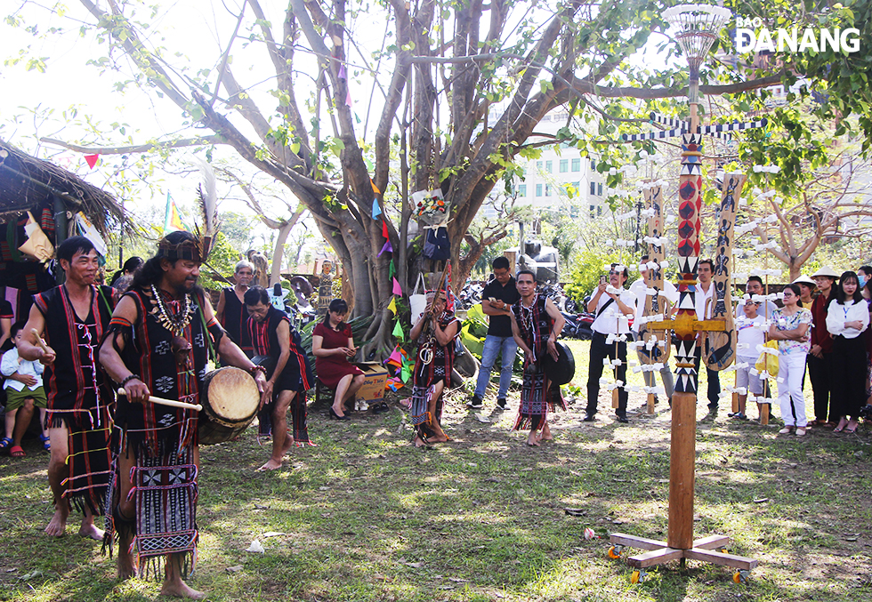 Here is a scene of raising the Lunar New Year pole (‘Cay Neu’ in Vietnamese) reenacting the ceremony of building bamboo tree and a performance of ‘tung tung da da’ dance to show gratitude to heaven and earth