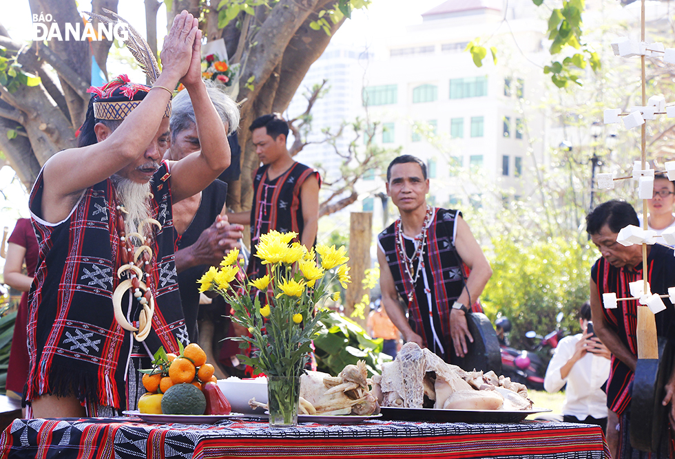 Co Tu ethnic senior people reenacting the ceremony of raising the Lunar New Year pole (‘Cay Neu’ in Vietnamese)