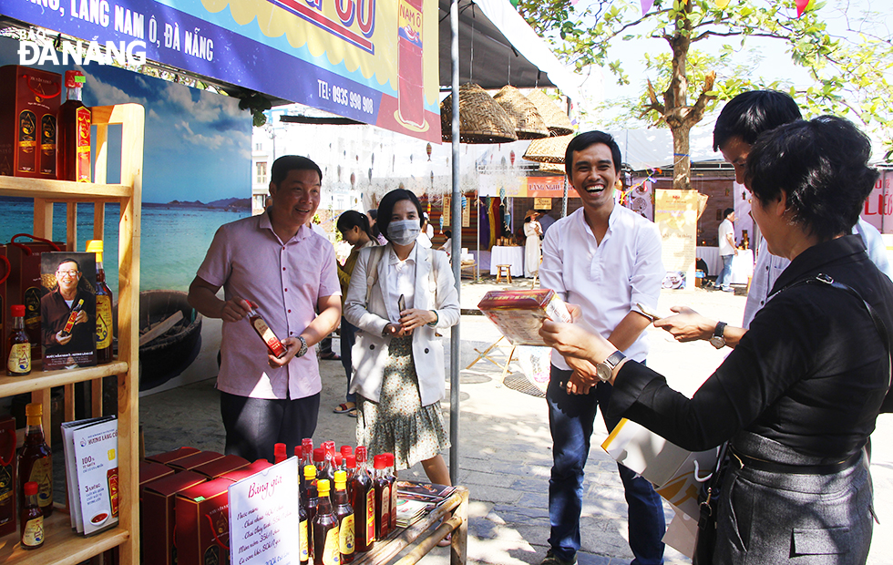 Visitors learning more about the Nam O fish sauce, which is recognised as part of Viet Nam's national intangible cultural heritage.