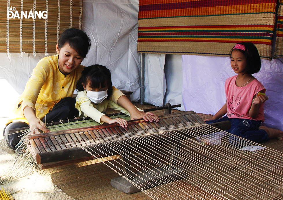  The Ban Thach village’s artisans demonstrating their skills in weaving mats