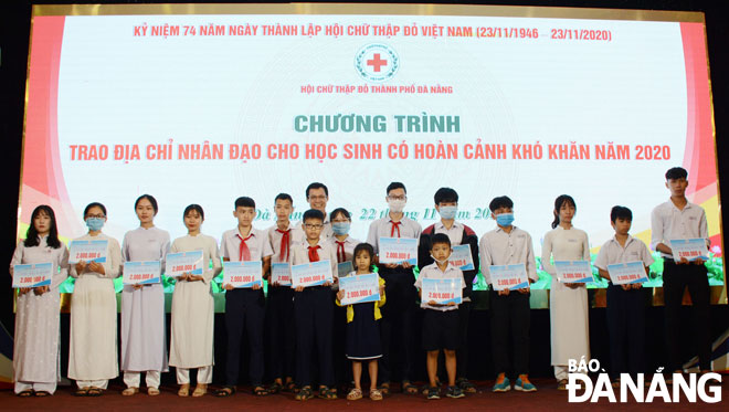 Poor studious pupils receiving cash donations from the Da Nang Red Cross Society