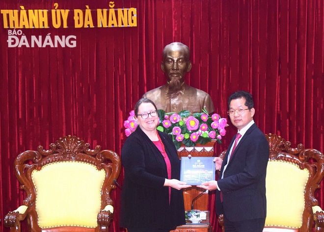 Secretary Quang (right) and US Consul General in Ho Chi Minh City Marie C.Damour