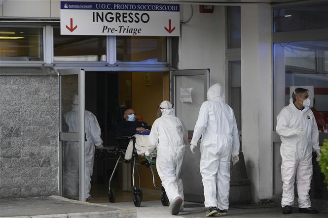 Chuyển bệnh nhân tới bệnh viện ở Naples, Italy, ngày 12/11/2020. Ảnh: AFP/TTXVN