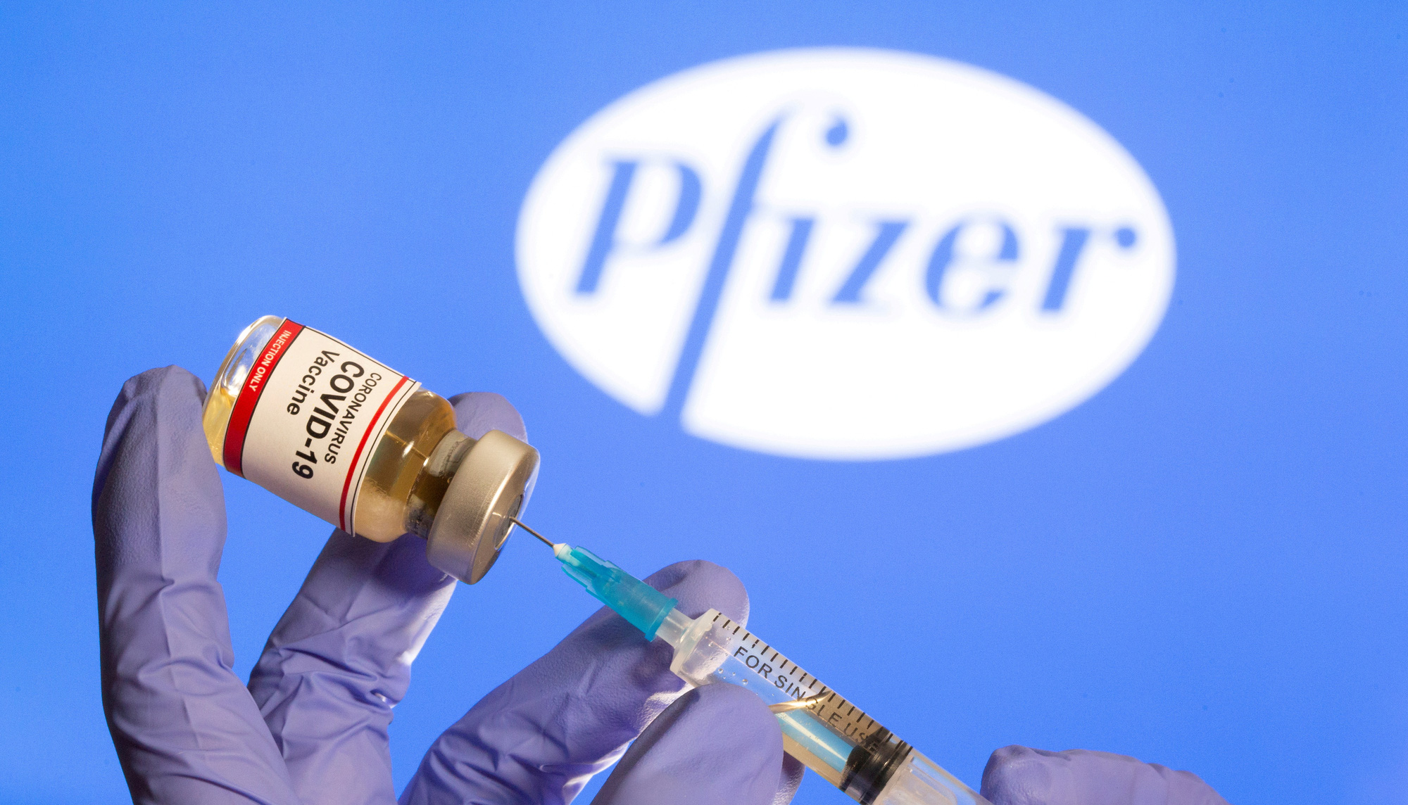 Loại vắc-xin do hãng Pfizer (Mỹ) và BioNTech (Đức) phối hợp bào chế có thể được Mỹ và châu Âu cấp phép sử dụng trong trường hợp khẩn cấp vào tháng 12. Ảnh: Reuters	