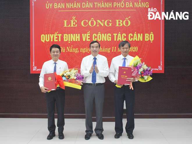 Phó Bí thư Thành ủy, Phó Chủ tịch Thường trực UBND thành phố Lê Trung Chinh (giữa) trao quyết định cho ông Đoàn Ngọc Hùng Anh (bên phải) và ông Nguyễn Hà Bắc. Ảnh: S.TRUNG