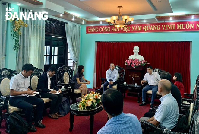 A meeting between the Japanese guests and leaders of the Lien Chieu District Party Committee in progress