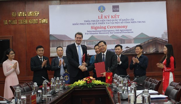 Minister of Agriculture and Rural Development Nguyen Xuan Cuong (front, right) and ADB Country Director Andrew Jeffries (front, left) at the signing ceremony on November 24 (Photo: VNA)