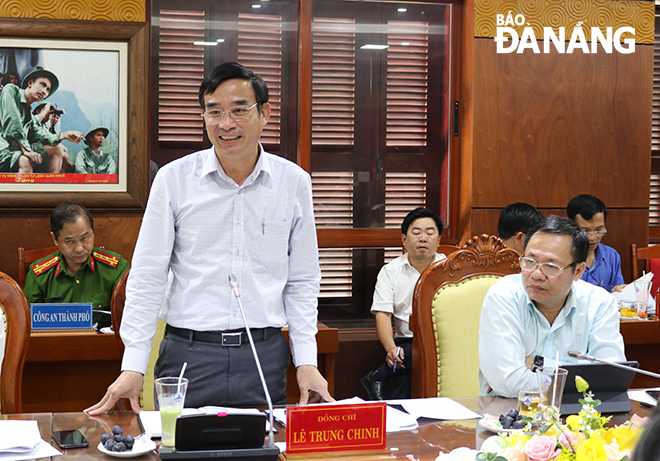 Phó Bí thư Thành ủy, Phó Chủ tịch UBND thành phố Lê Trung Chinh phát biểu tại buổi làm việc. Ảnh: SƠN TRUNG