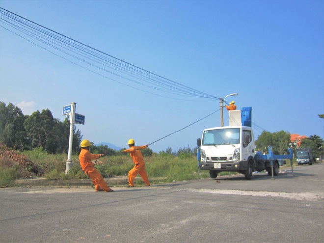 Công nhân Điện lực Liên Chiểu lắp đặt bóng đèn chiếu sáng tại tuyến đường Trịnh Khắc Lập thuộc KDC Làng Vân.