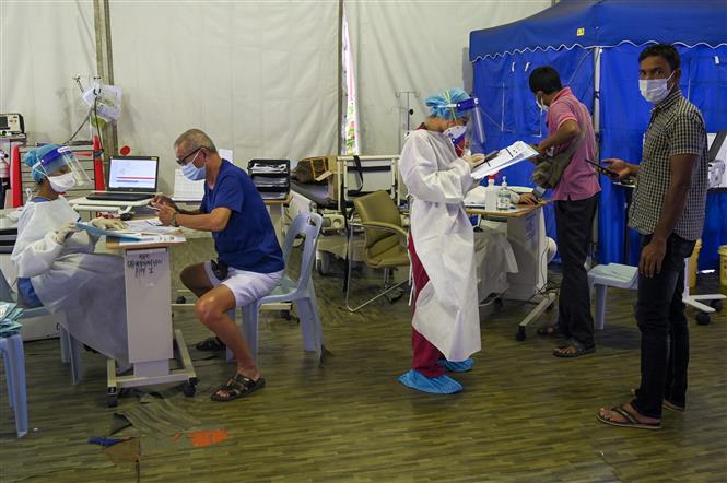 Nhân viên y tế lấy mẫu xét nghiệm COVID-19 tại Subang Jaya, ngoại ô Kuala Lumpur, Malaysia. Ảnh: AFP/TTXVN