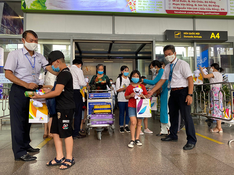 Tourists arriving in Da Nang for travel experiences (Photo courtesy of nhandan.com.vn)