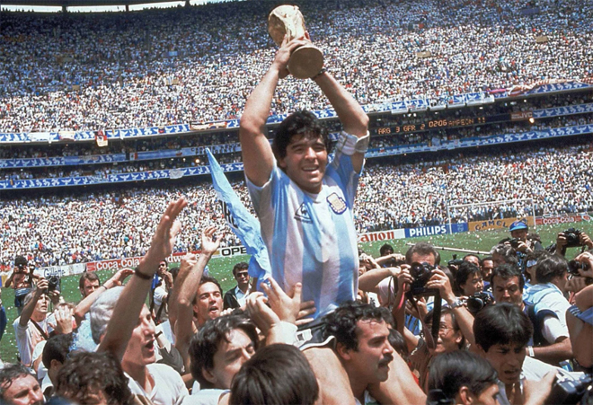Dieogo Maradona cùng đội tuyển Argentina đoạt Cúp vàng vinh quang tại World Cup 1986. Ảnh: AP