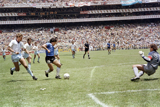 Maradona càn quét hàng phòng ngự của Anh năm 1986 để ghi một trong những bàn thắng nổi tiếng nhất trong lịch sử World Cup. Nhưng chỉ vài phút trước đó, ông đã ghi một trong những bàn thắng khét tiếng nhất. Ảnh: AFP/Getty Images