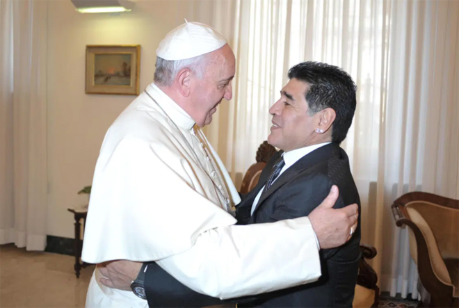 Maradona gặp Giáo hoàng Francis tại Vatican năm 2014. Ảnh: EPA
