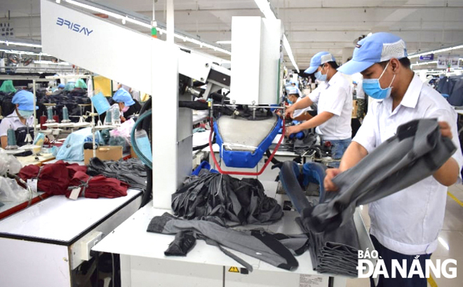 Da Nang’s export turnover of goods over the 11-month period increased in many key commodities, including textiles and garments. In the photo are workers at the 29 March Textiles and Garments JSC