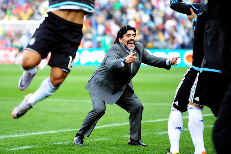 Huấn luyện viên Maradona mừng rỡ khi cầu thủ Argentina ghi bàn tại World Cup 2010. Ảnh: Getty Images
