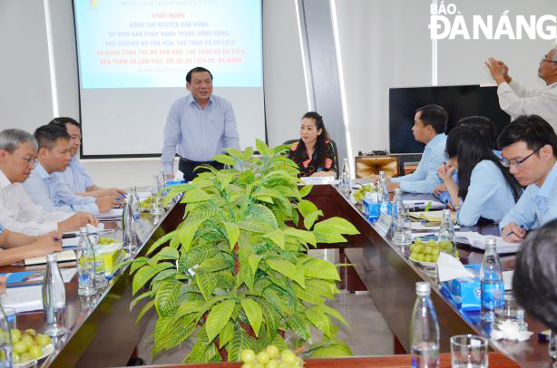 Deputy Minister of Culture, Sports and Tourism Nguyen Van Hung delivering his instructions during his Thursday meeting with representatives from the city’s tourism industry