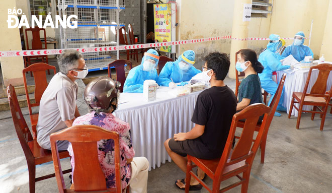 Một gia đình tại phường Bình Thuận (quận Hải Châu) tham gia lấy mẫu xét nghiệm SARS-CoV-2 bằng phương pháp gộp trong đợt Covid-19 tháng 8-2020. Ảnh: PHAN CHUNG
